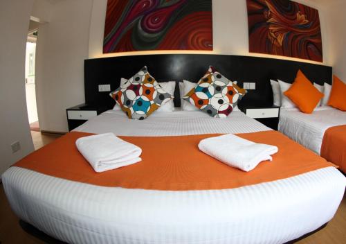 Habitación Familiar con bañera del hotel Heathrow Inn. Foto 1