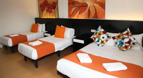 Habitación Familiar con bañera del hotel Heathrow Inn. Foto 4