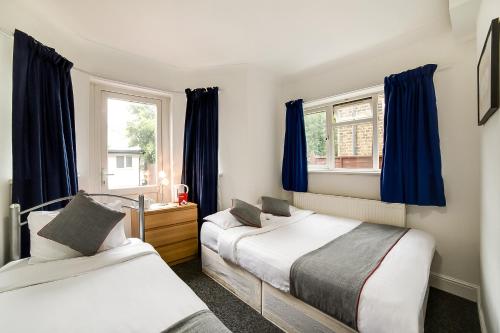 Habitación Triple Estándar del hotel Stratford Hotel. Foto 4