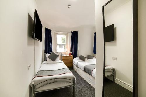 Habitación Triple Estándar del hotel Stratford Hotel. Foto 11