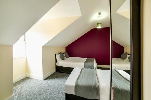 Suite Familiar Deluxe del hotel Stratford Hotel. Foto 2