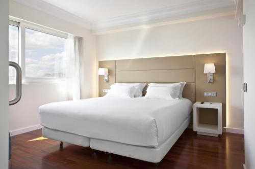 Habitación Triple Familiar del hotel NH Pamplona Iruña Park. Foto 1