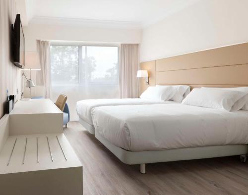 Habitación Doble Estándar - 1 o 2 camas del hotel NH Pamplona Iruña Park. Foto 2