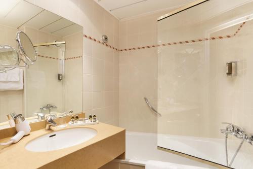 2 habitaciones comunicadas del hotel Relais Du Louvre. Foto 4