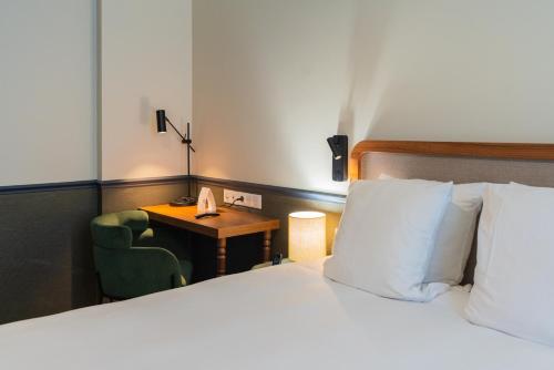 Habitación familiar Interior 1 Cama queen 1 habitación Vista Patio 2 Camas individuales del hotel Terminus Lyon. Foto 4