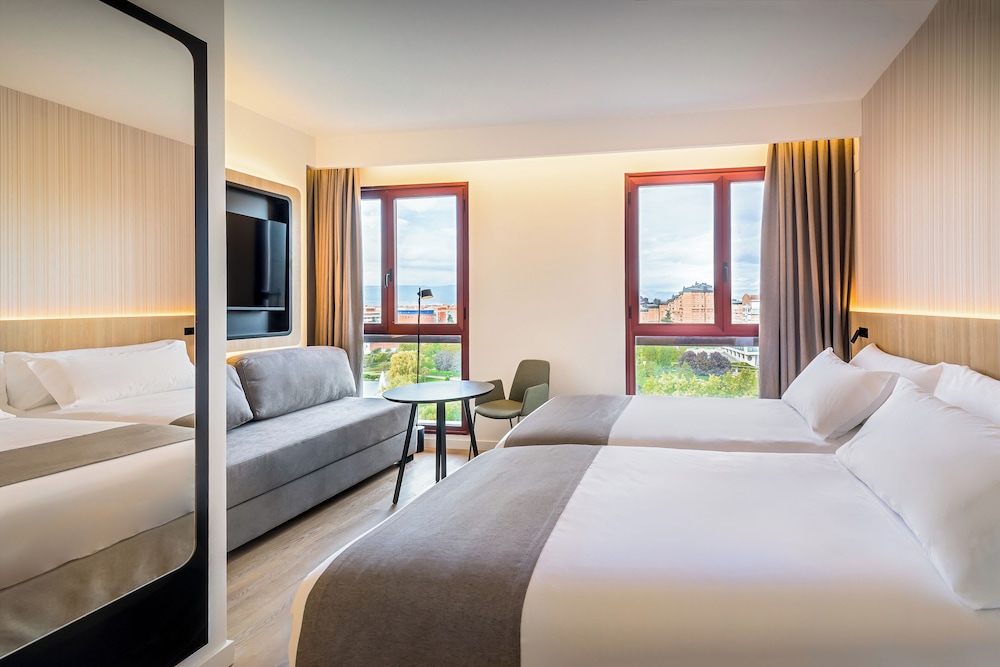 Triple con vistas al parque del hotel Occidental Pamplona