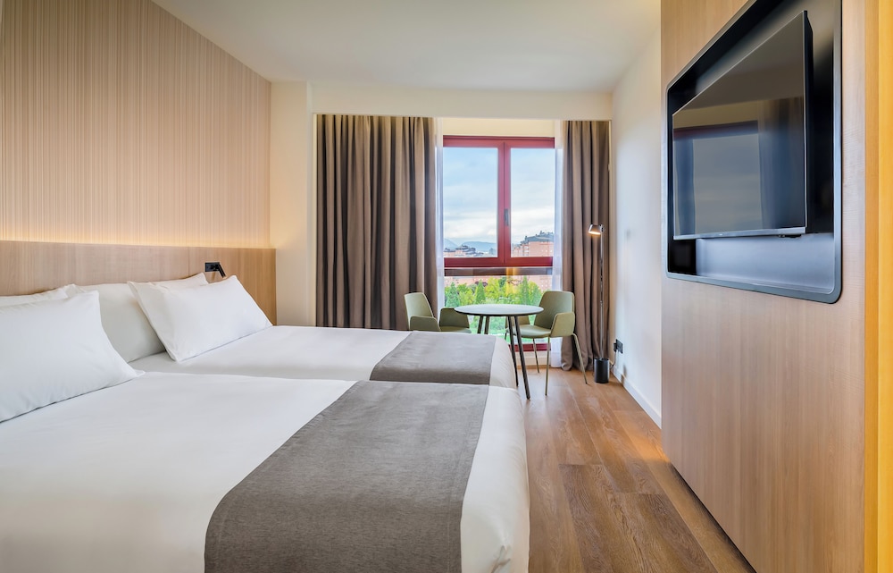 Superior con vistas al parque del hotel Occidental Pamplona. Foto 9