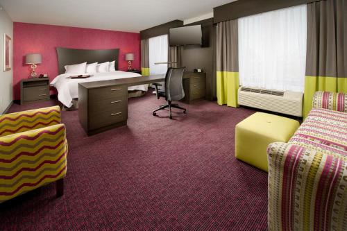 Suite Deluxe con cama extragrande para no fumadores del hotel Hampton Inn and Suites Buffalo-Airport. Foto 1