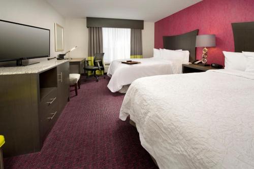 Habitación con dos camas queen - No fumadores del hotel Hampton Inn and Suites Buffalo-Airport. Foto 1