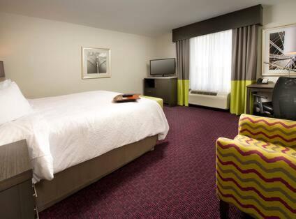 Habitación King con cama king - Acceso auditivo - No fumadores del hotel Hampton Inn and Suites Buffalo-Airport. Foto 1