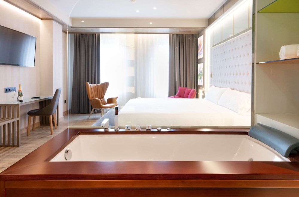 Habitación superior, bañera de hidromasaje del hotel Barcelo Ourense. Foto 1