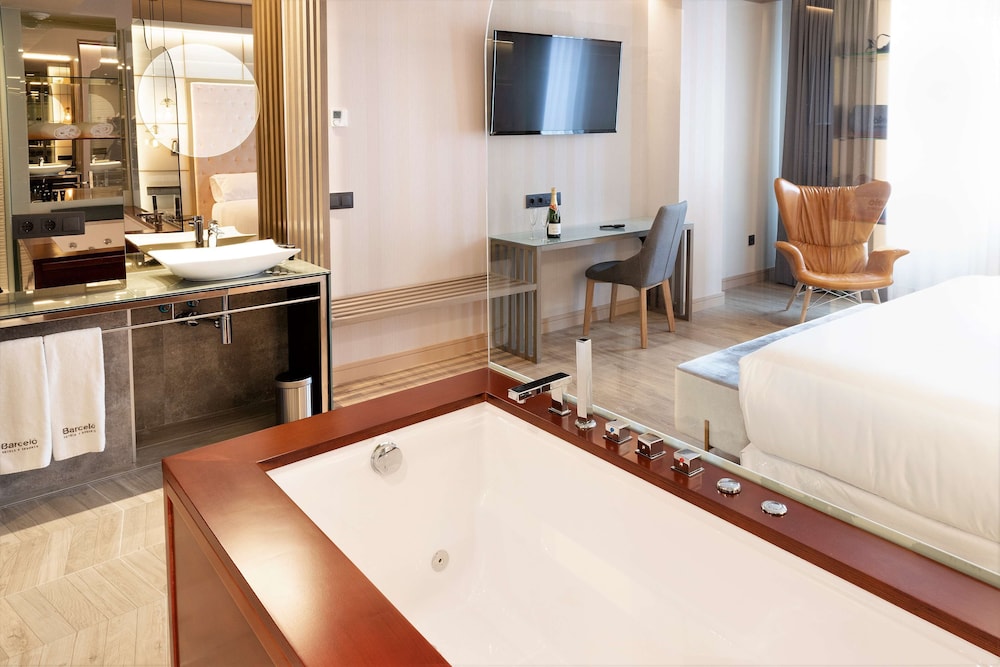 Habitación superior, bañera de hidromasaje del hotel Barcelo Ourense. Foto 3