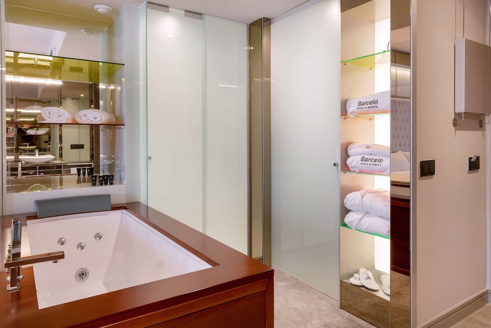Habitación superior, bañera de hidromasaje del hotel Barcelo Ourense. Foto 4