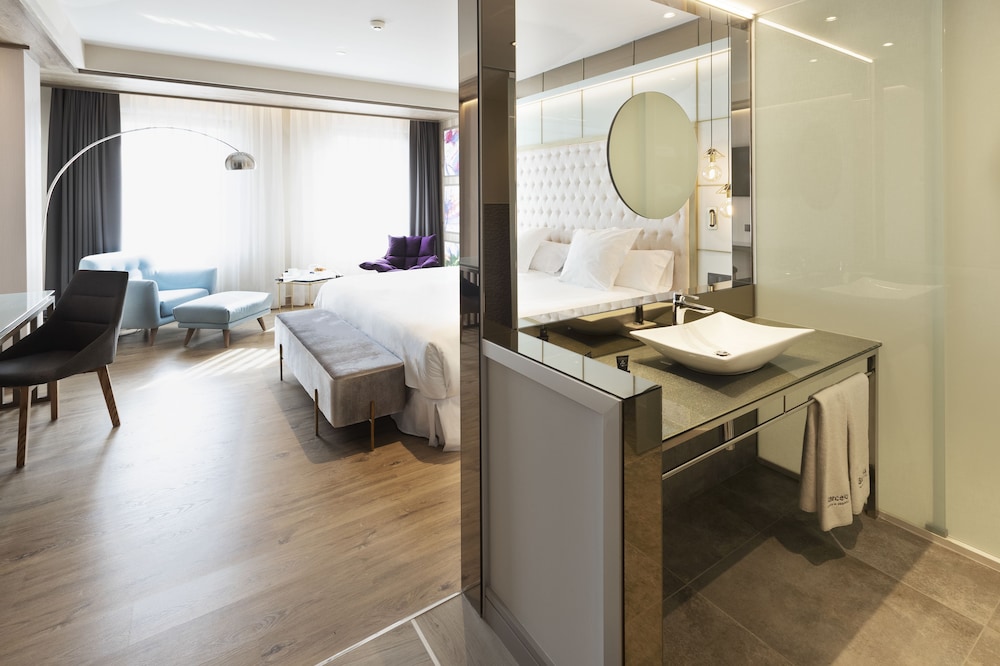 Habitación Deluxe del hotel Barcelo Ourense. Foto 1