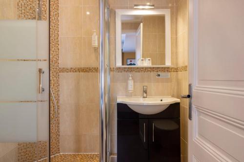Habitación Doble Tradition del hotel Chatillon Paris Montparnasse. Foto 3