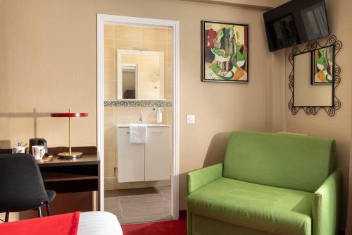 Habitación Triple Superior del hotel Chatillon Paris Montparnasse. Foto 1