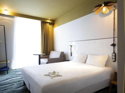 Habitación Triple con 1 cama doble y 1 sofá cama del hotel Ibis Styles Paris Gare De Lyon TGV