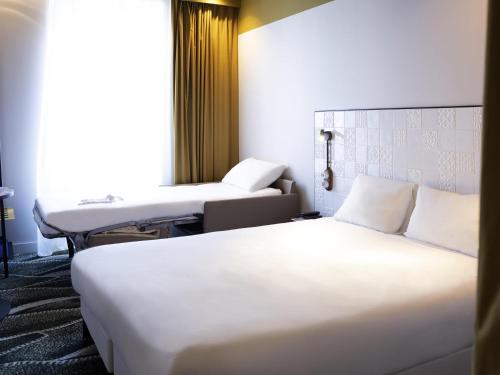 Habitación Triple con 1 cama doble y 1 sofá cama del hotel Ibis Styles Paris Gare De Lyon TGV. Foto 2