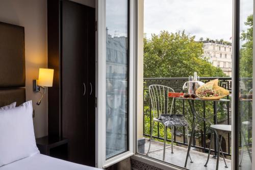Habitación Doble Superior con balcón del hotel Abbatial Saint Germain. Foto 6