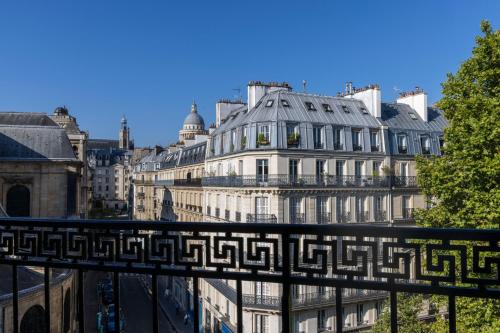 Habitación Doble Superior con balcón del hotel Abbatial Saint Germain. Foto 8