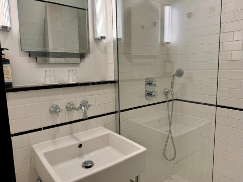 Suite con balcón del hotel Abbatial Saint Germain. Foto 6