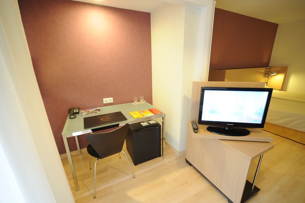 Habitación Triple del hotel Oroel and Spa. Foto 1