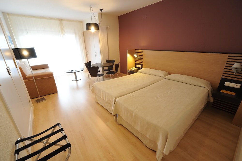 Habitación doble, cocina del hotel Oroel and Spa