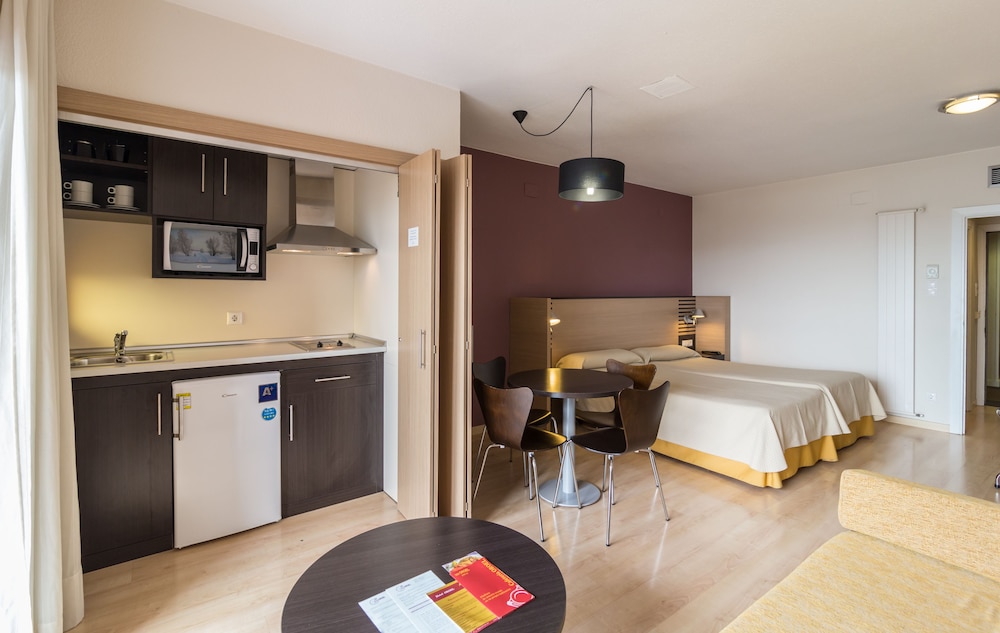 Habitación doble, cocina del hotel Oroel and Spa. Foto 1