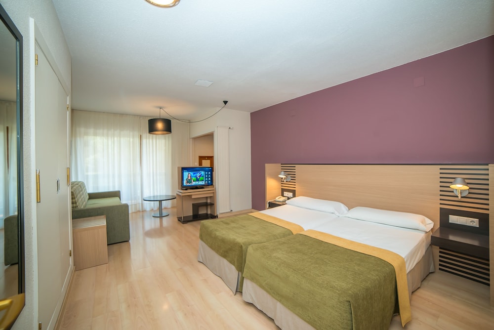 Habitación Familiar del hotel Oroel and Spa. Foto 3