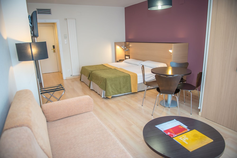 Habitación familiar Sofá Cama incluido 2 Camas individuales del hotel Oroel and Spa. Foto 1