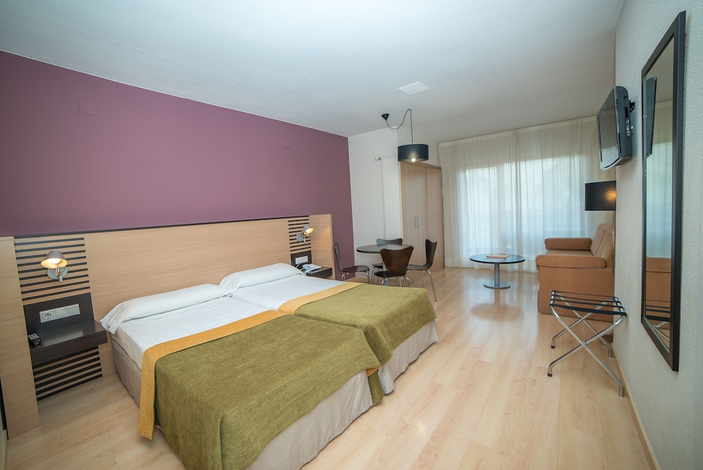 Habitación familiar Sofá Cama incluido 2 Camas individuales del hotel Oroel and Spa. Foto 3