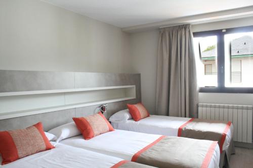 Habitación Triple con paquete de ciclismo del hotel and Spa Real Jaca. Foto 3