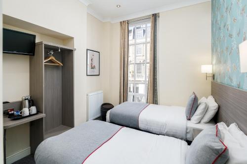 Habitación Doble Estándar - 2 camas del hotel OYO Bakers London Victoria. Foto 2