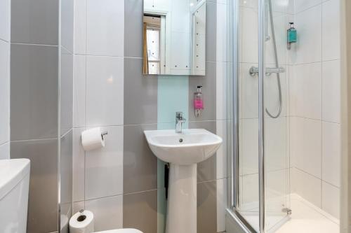 Habitación Doble Estándar del hotel OYO Bakers London Victoria. Foto 3