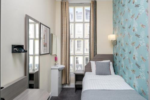 Habitación Individual con baño privado externo del hotel OYO Bakers London Victoria. Foto 1