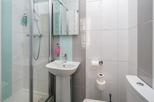 Habitación Individual con baño privado externo del hotel OYO Bakers London Victoria. Foto 3