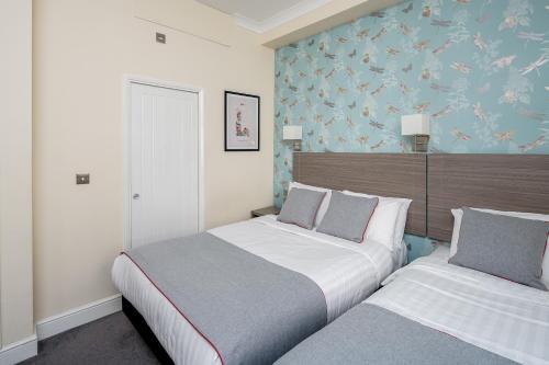 Habitación Triple Deluxe del hotel OYO Bakers London Victoria. Foto 1