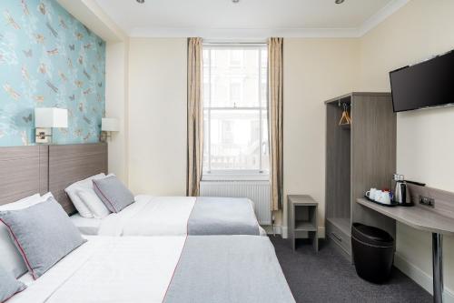 Habitación Triple Deluxe del hotel OYO Bakers London Victoria. Foto 3