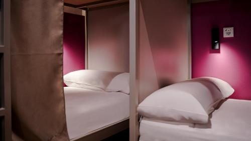 Cama en habitación compartida femenina con 4 camas y vistas a la ciudad del hotel Room Casa Gracia. Foto 4