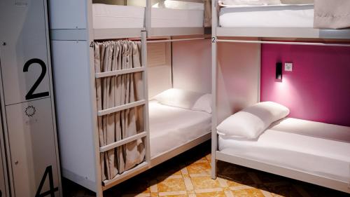 Cama en habitación femenina compartida de 4 camas del hotel Room Casa Gracia. Foto 2