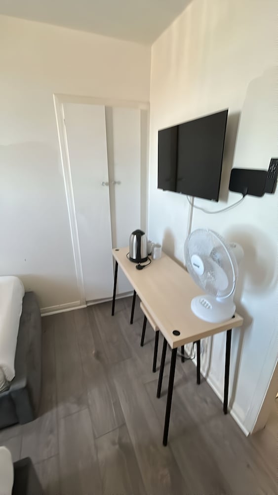 Habitación estándar con 2 camas individuales, baño privado del hotel Orlando. Foto 4
