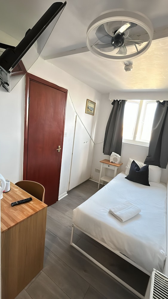 Habitación individual clásica, baño privado del hotel Orlando. Foto 1