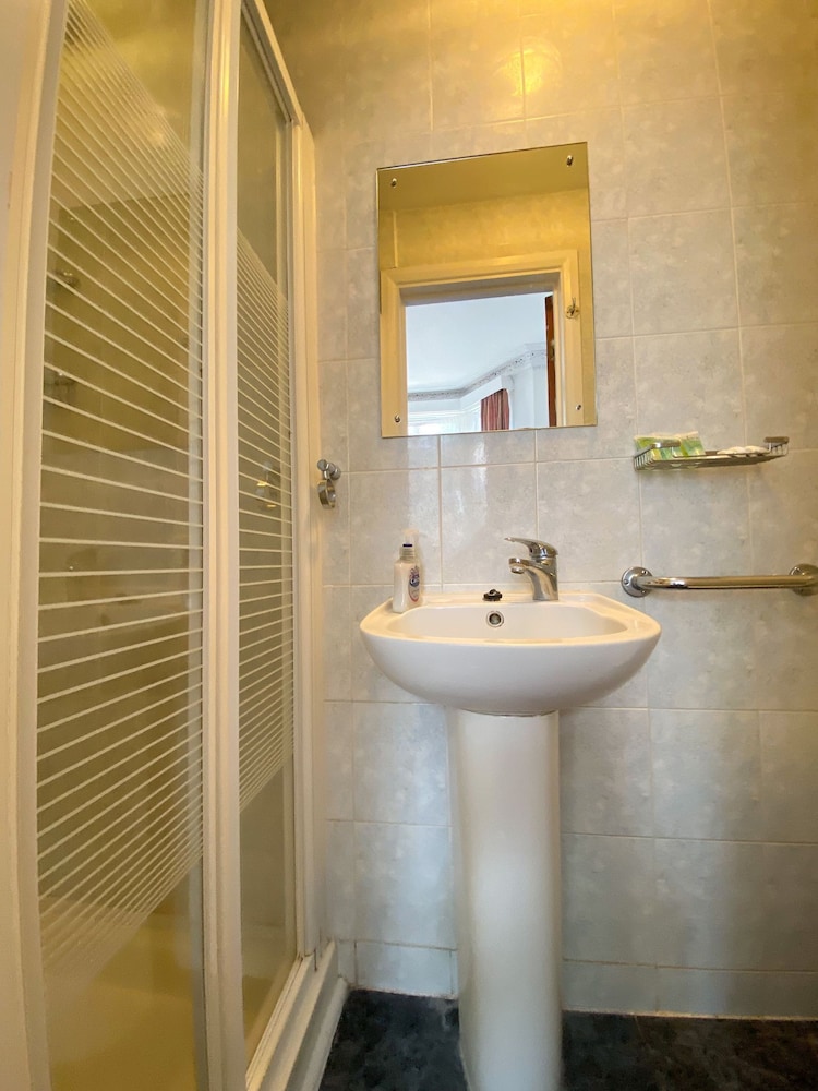Habitación triple estándar, baño privado del hotel Orlando. Foto 8