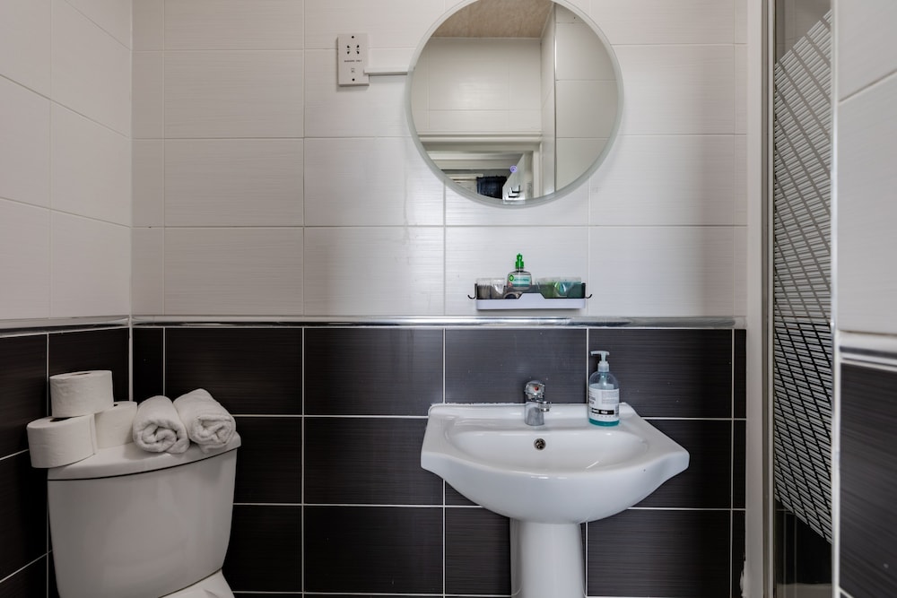 Habitación cuádruple clásica, baño privado del hotel Orlando. Foto 9