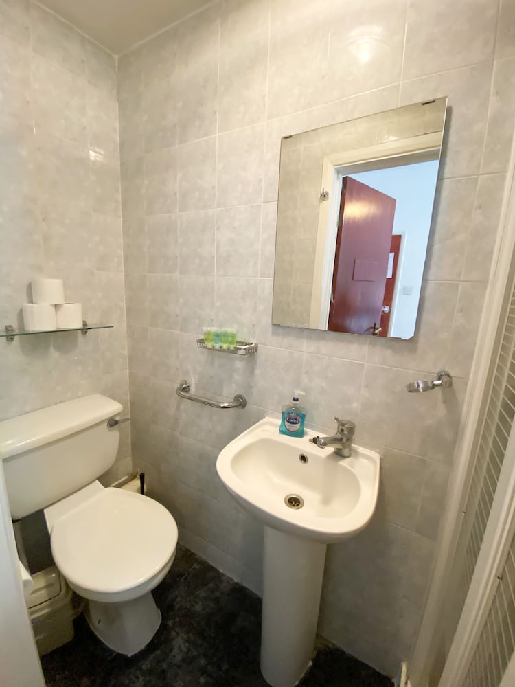 Habitación cuádruple estándar, baño privado del hotel Orlando. Foto 14