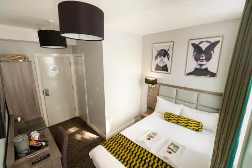 Habitación Doble con baño del hotel Comfotel Prpl. Foto 5