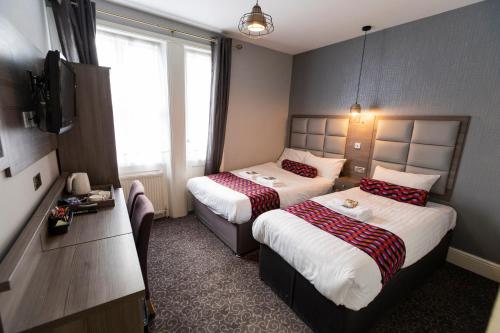 Habitación Triple con baño - Cama doble e individual del hotel Comfotel Prpl. Foto 3