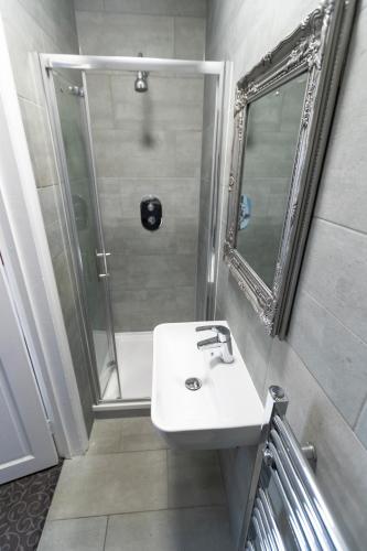 Habitación Triple con baño - Cama doble e individual del hotel Comfotel Prpl. Foto 4