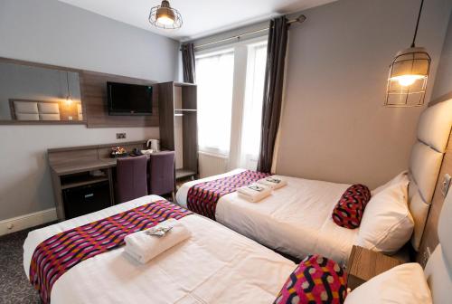 Habitación Triple con baño - Cama doble e individual del hotel Comfotel Prpl. Foto 5
