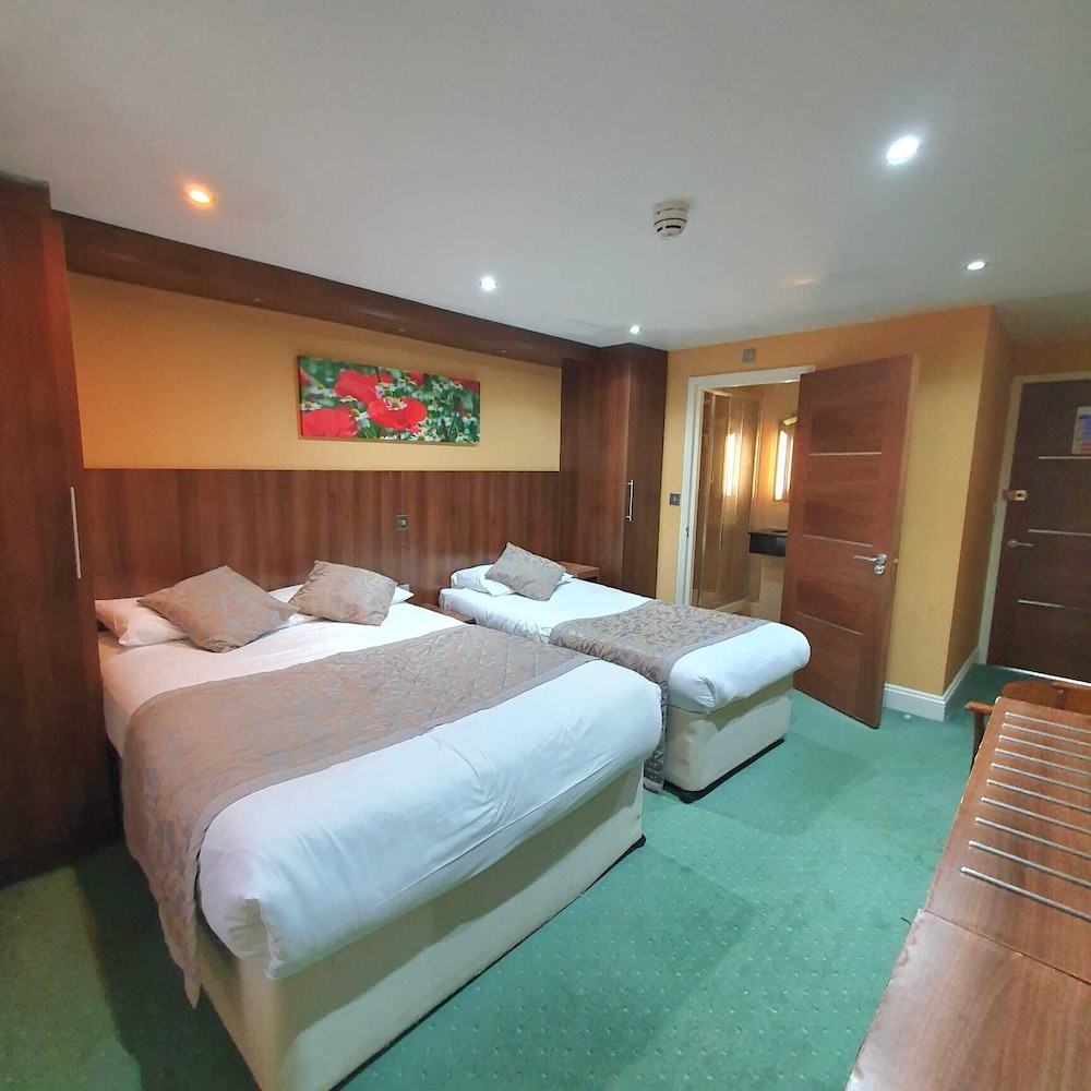 Habitación triple ejecutiva del hotel Oliver. Foto 2
